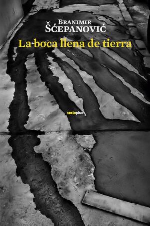 La boca llena de tierra